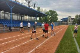 zawodnicy na mecie