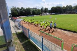 uczestnicy na stadionie