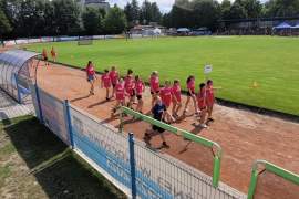 uczestnicy na stadionie