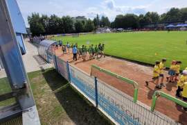 uczestnicy na stadionie