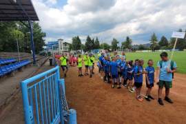 uczestnicy na stadionie