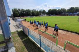 uczestnicy na stadionie