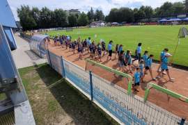 uczestnicy na stadionie