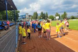 uczestnicy na stadionie