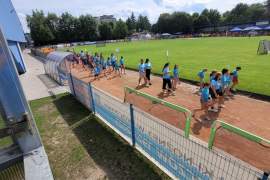 uczestnicy na stadionie