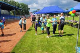 uczestnicy na stadionie