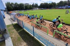 uczestnicy na stadionie