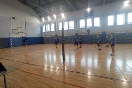 zawodnicy na boisku