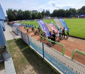 uczestnicy na stadionie